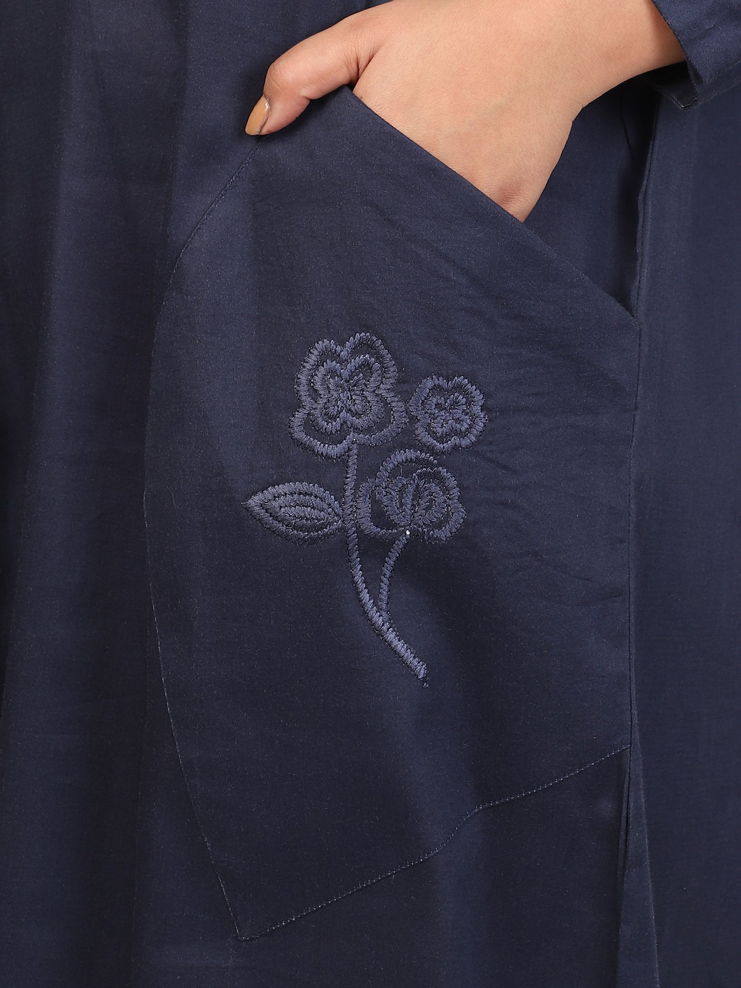 OVERSIZED CALF-LENGTH DRESS FEATURING EMBROIDERED POCKETS-NAVY