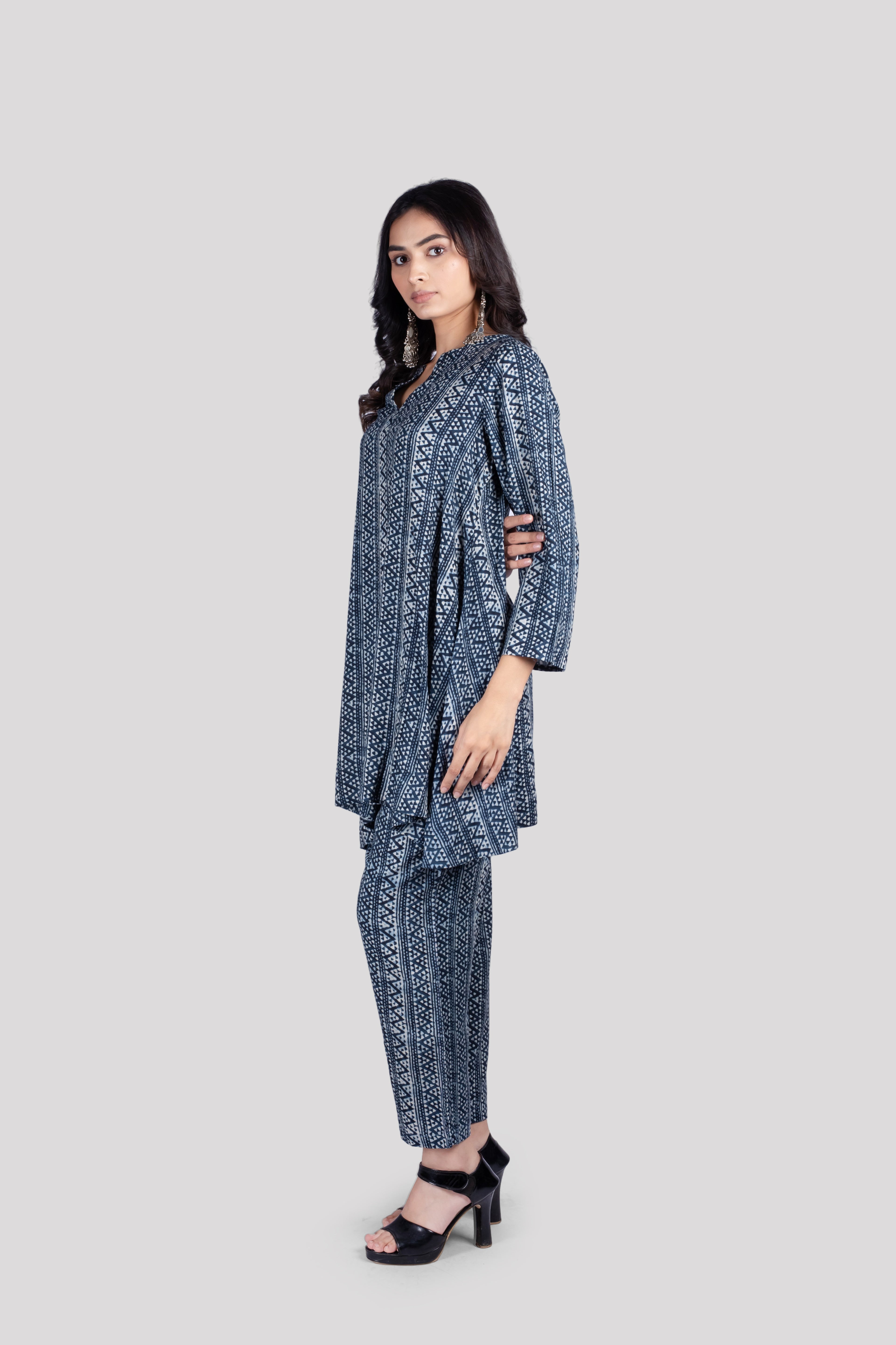 CHEVRON PRINTED MANDARIN COLLAR THREE-QUARTER SLEEVES TOP WITH TROUSER